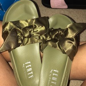Size 9 women’s fenty slides !!!